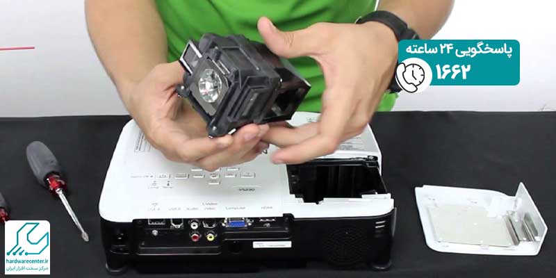 تعویض لامپ پروژکتور